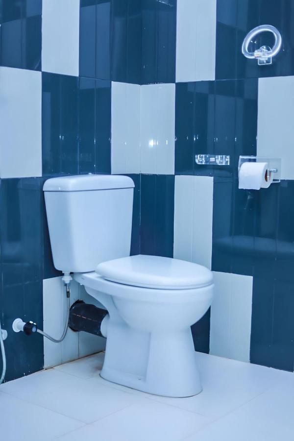 Royal Hub Hotel Kudapaduwa Bagian luar foto