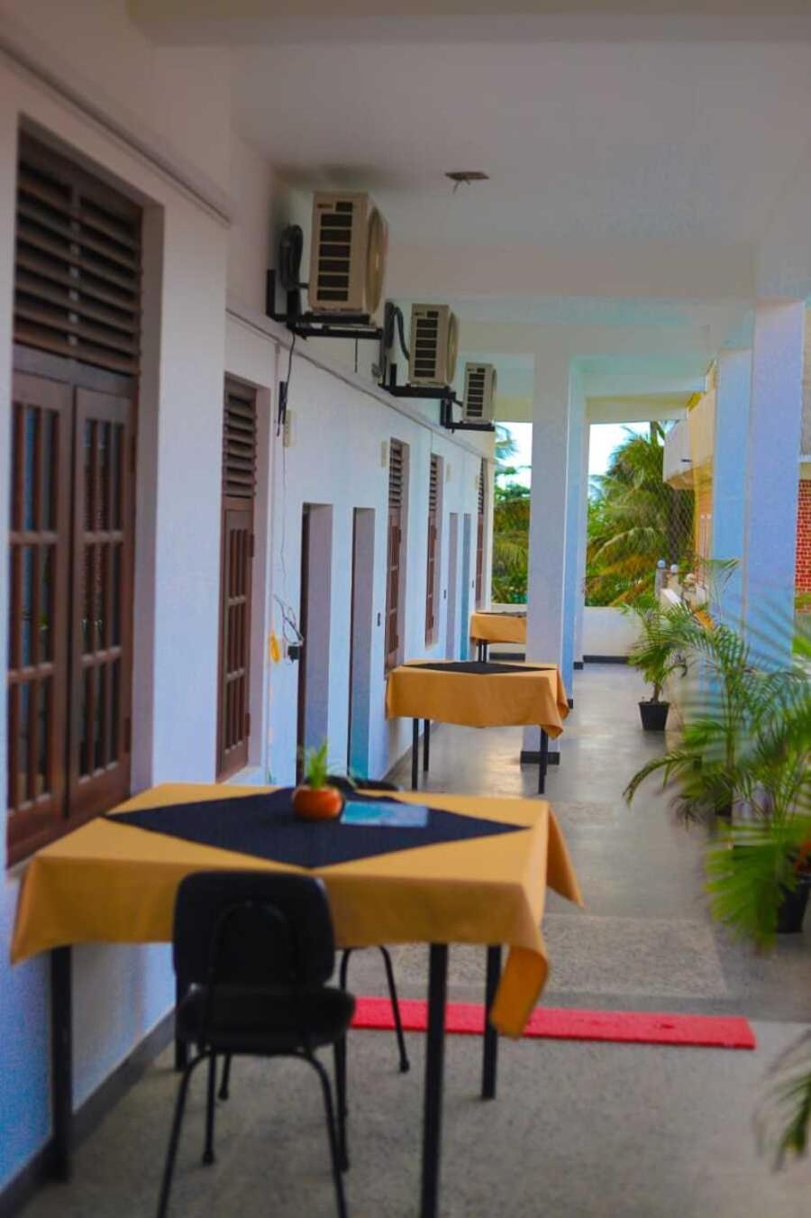 Royal Hub Hotel Kudapaduwa Bagian luar foto