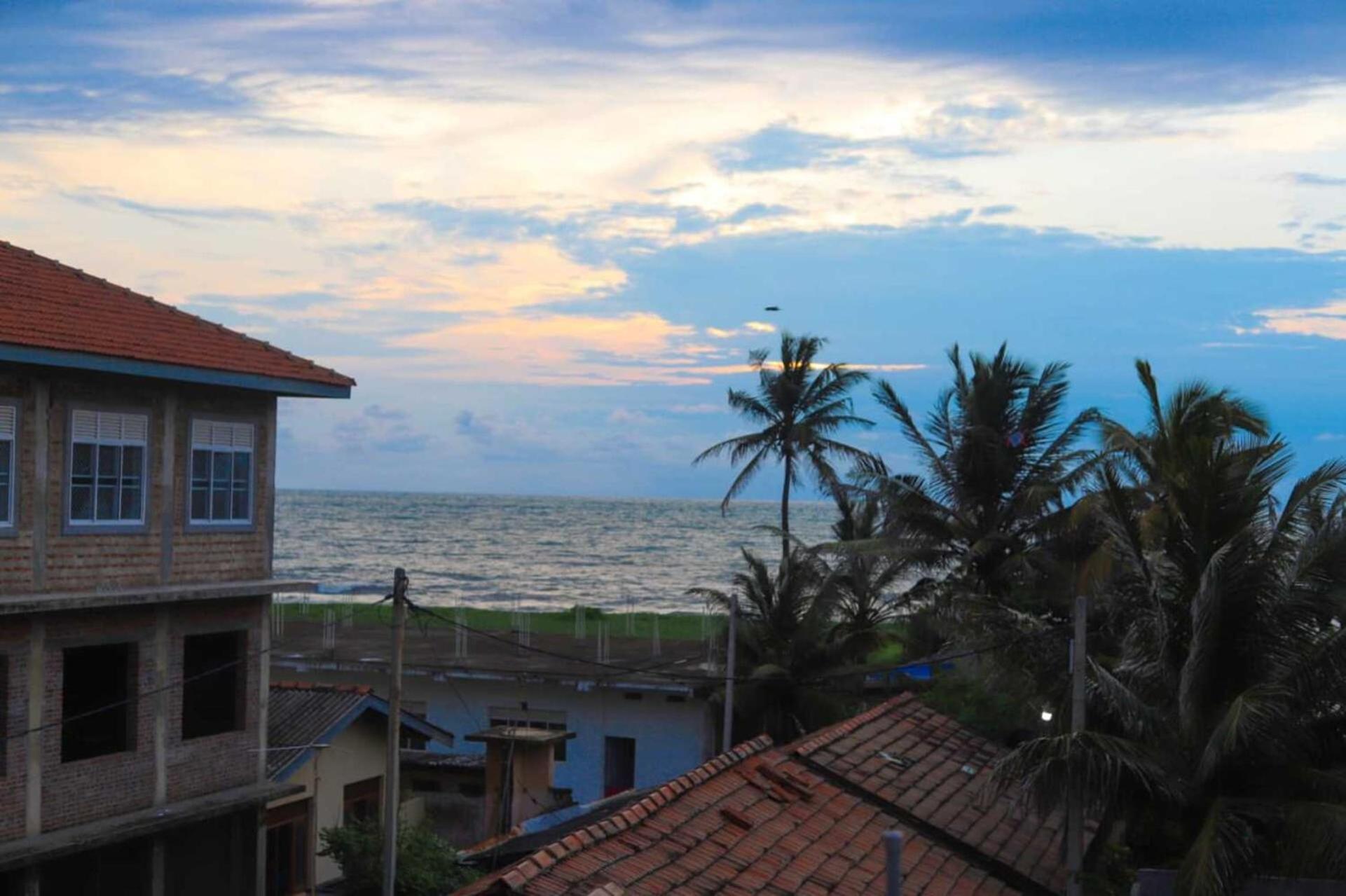 Royal Hub Hotel Kudapaduwa Bagian luar foto