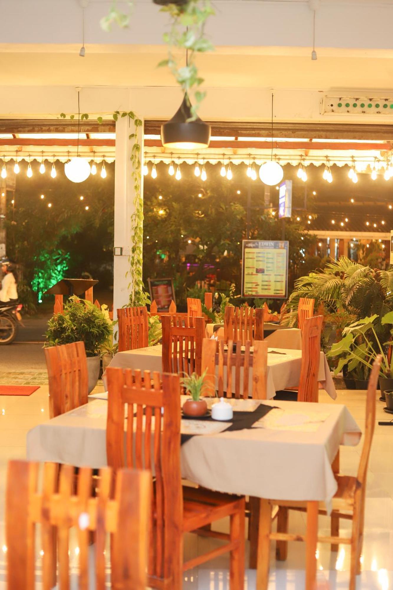 Royal Hub Hotel Kudapaduwa Bagian luar foto