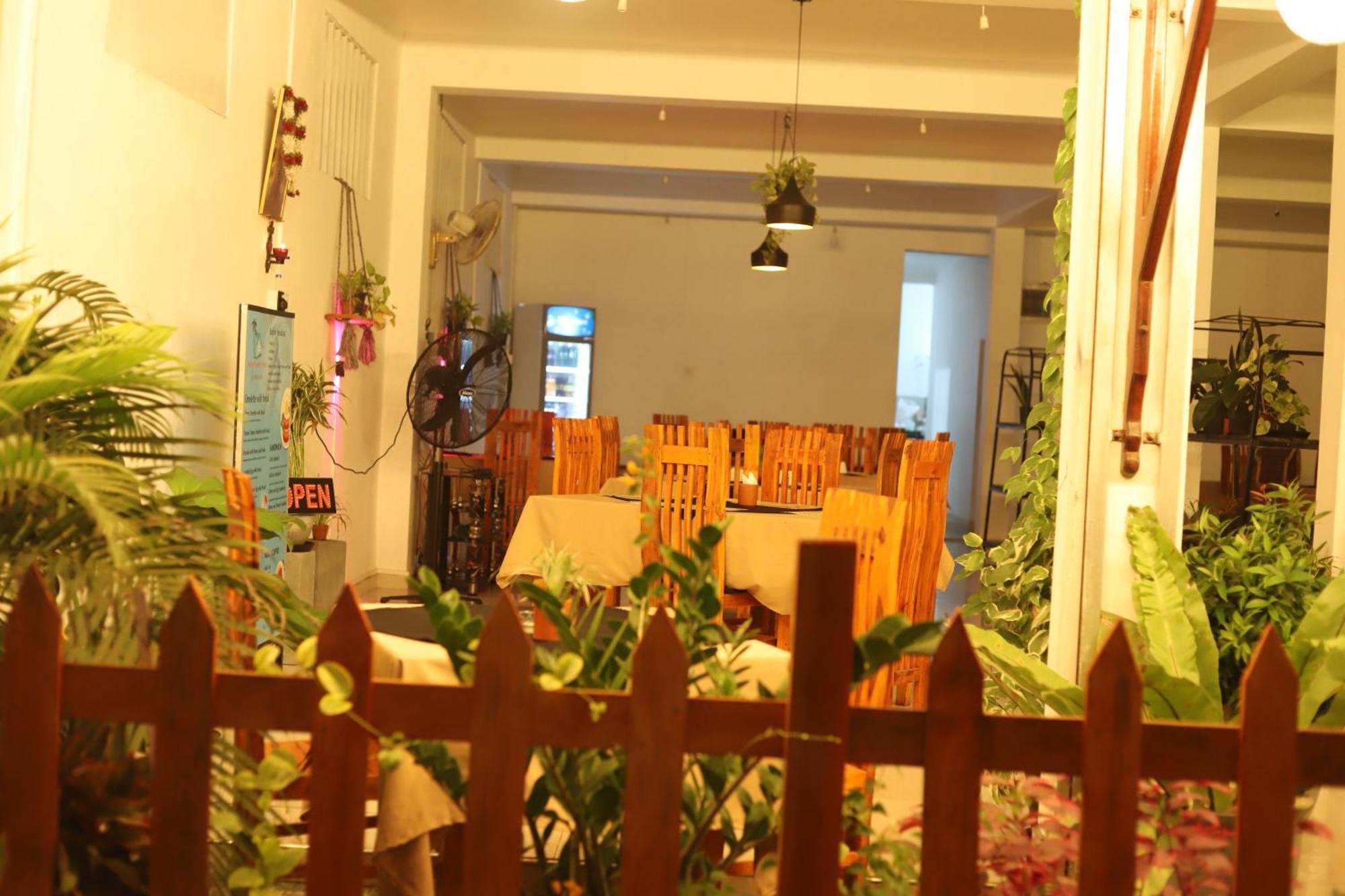 Royal Hub Hotel Kudapaduwa Bagian luar foto