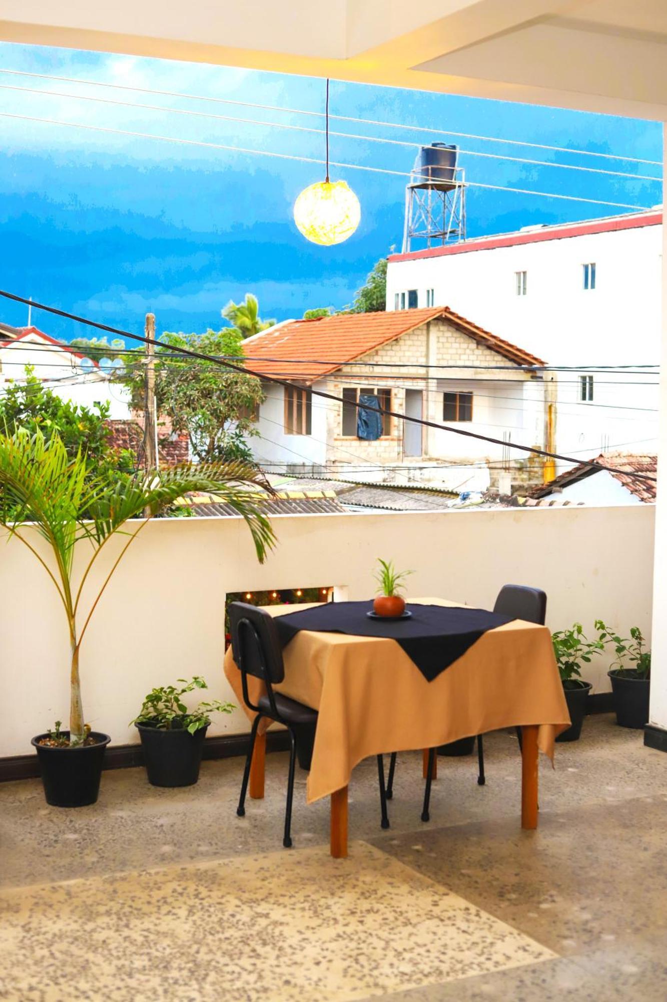 Royal Hub Hotel Kudapaduwa Bagian luar foto