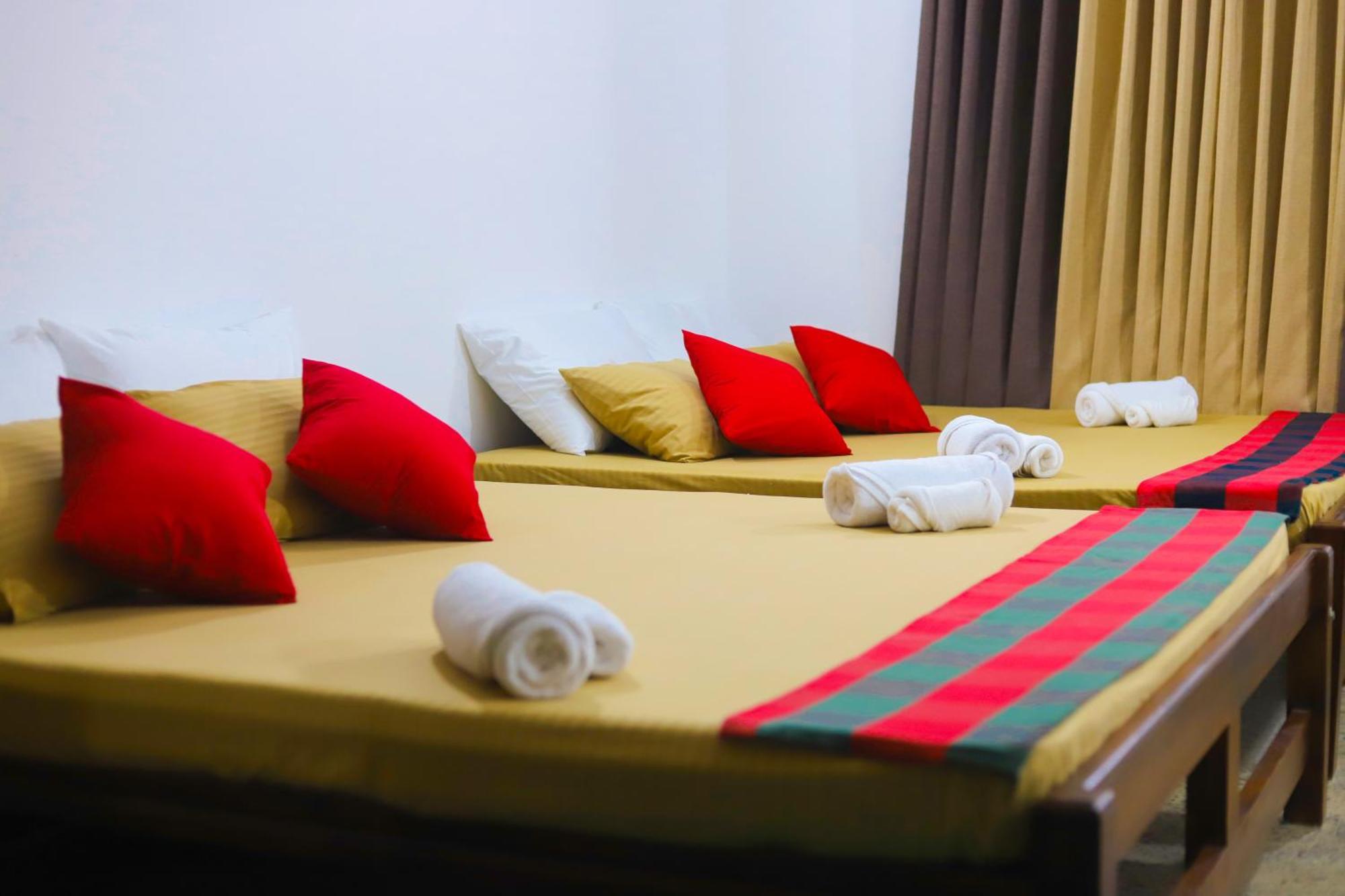 Royal Hub Hotel Kudapaduwa Bagian luar foto